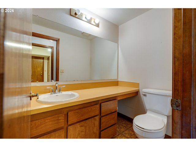 18140 STONEWOOD Dr, Gladstone, OR 97027