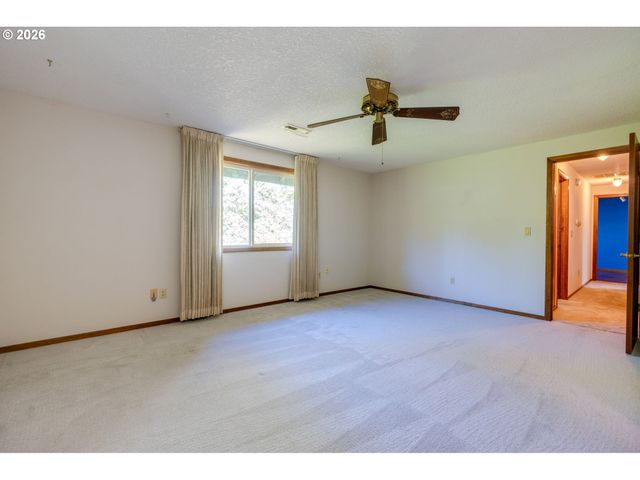 18140 STONEWOOD Dr, Gladstone, OR 97027