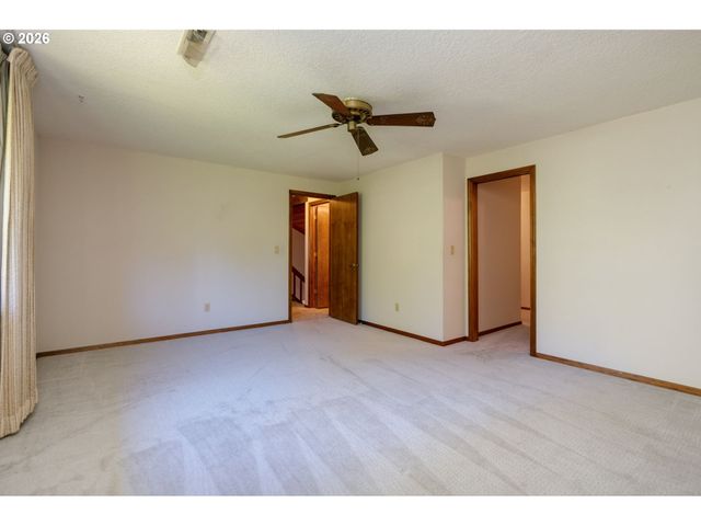 18140 STONEWOOD Dr, Gladstone, OR 97027