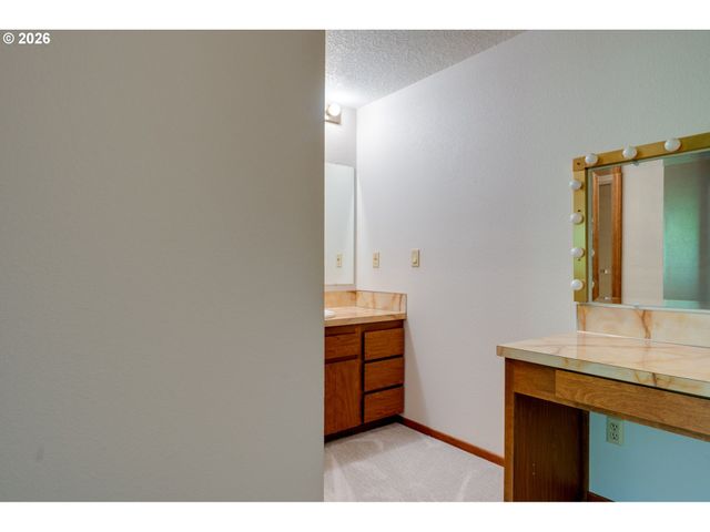 18140 STONEWOOD Dr, Gladstone, OR 97027