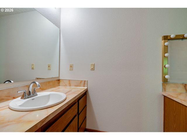 18140 STONEWOOD Dr, Gladstone, OR 97027