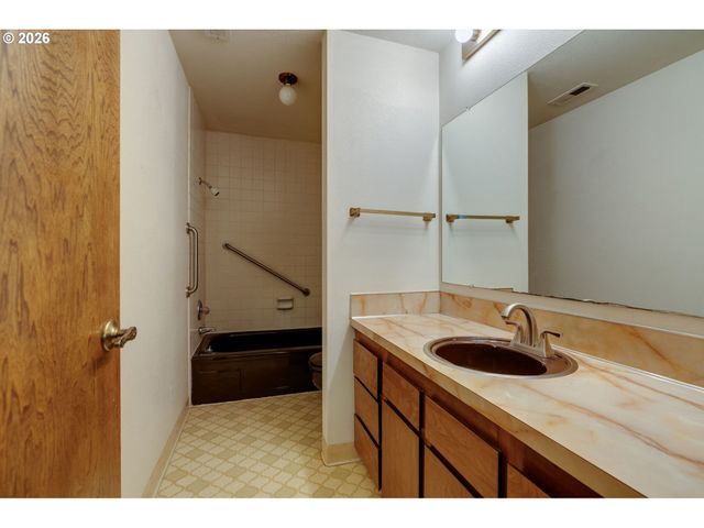 18140 STONEWOOD Dr, Gladstone, OR 97027