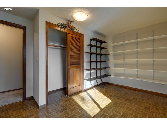 18140 STONEWOOD Dr, Gladstone, OR 97027