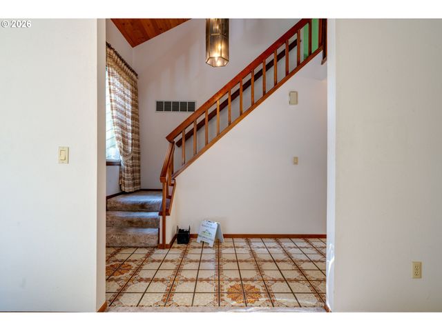 18140 STONEWOOD Dr, Gladstone, OR 97027