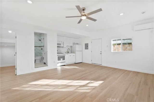8438 Gloria Ave, North Hills, CA 91343