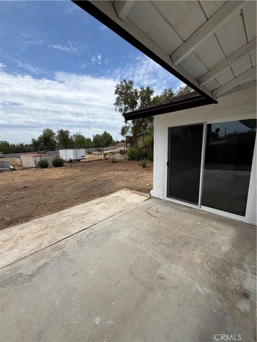 527 W 10th, Perris, CA 92570