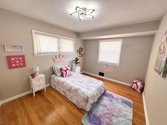 5319 W Spring LANE, Milwaukee, WI 53223