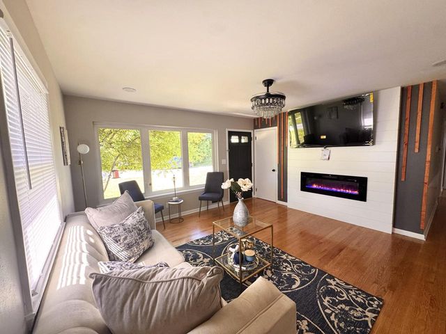 5319 W Spring LANE, Milwaukee, WI 53223