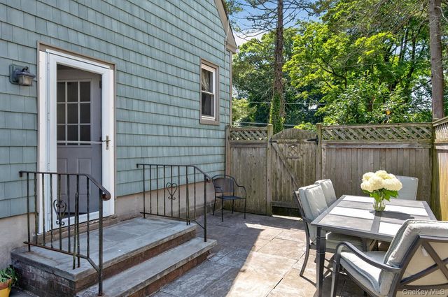 55 Pershing Avenue, Locust Valley, NY 11560
