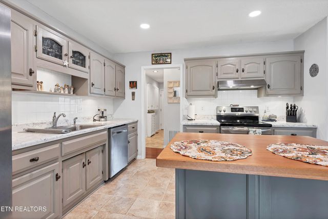 605 Brookhollow Tr, Maryville, TN 37804