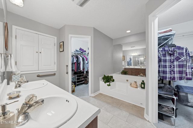 605 Brookhollow Tr, Maryville, TN 37804