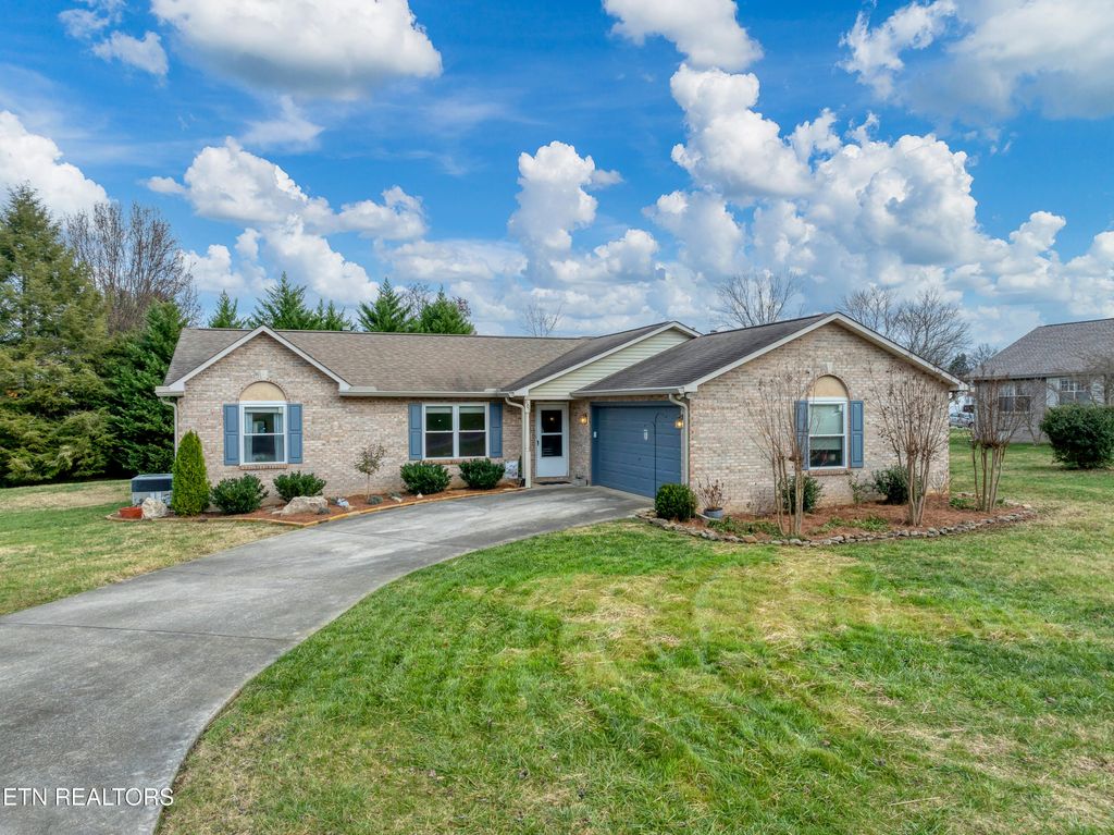 605 Brookhollow Tr, Maryville, TN 37804