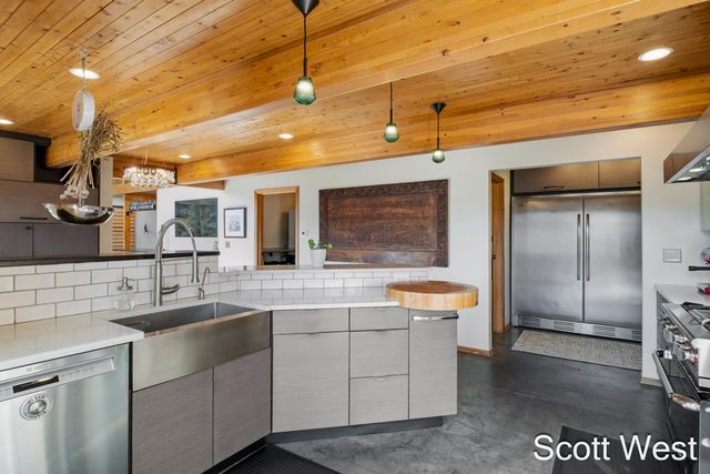 2870 Grand River Drive NE, Grand Rapids, MI 49525