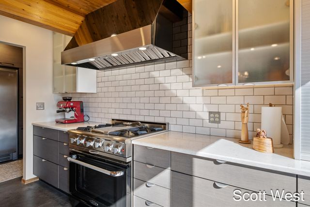 2870 Grand River Drive NE, Grand Rapids, MI 49525