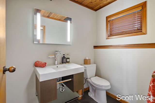 2870 Grand River Drive NE, Grand Rapids, MI 49525