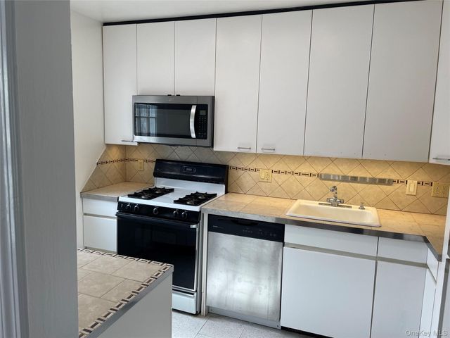 8 Cameron Lane, Valley Stream, NY 11581