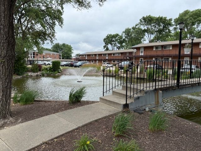 1810 W Hatherleigh Court 2B, Mount Prospect, IL 60056