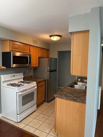 1810 W Hatherleigh Court 2B, Mount Prospect, IL 60056