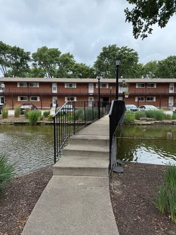 1810 W Hatherleigh Court 2B, Mount Prospect, IL 60056
