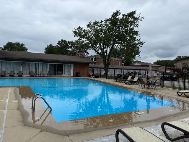 1810 W Hatherleigh Court 2B, Mount Prospect, IL 60056