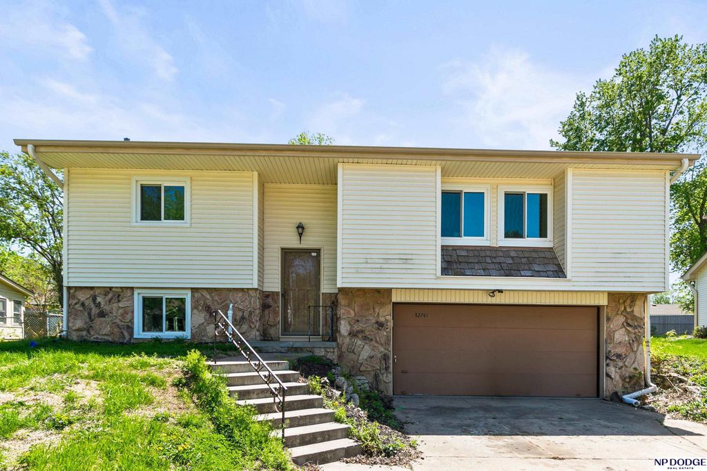 12741 Ridgeview Circle, Bellevue, NE 68123