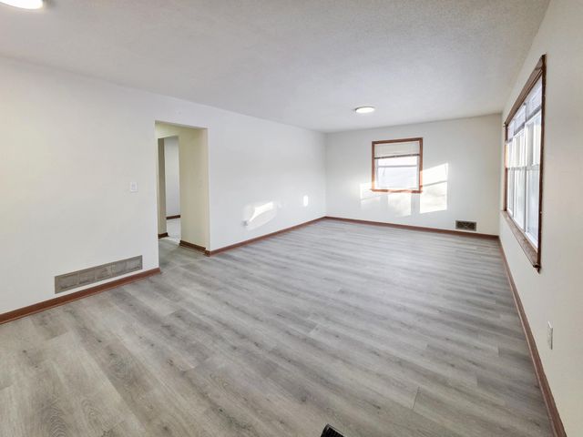 137 Jessamine Avenue E, Saint Paul, MN 55117