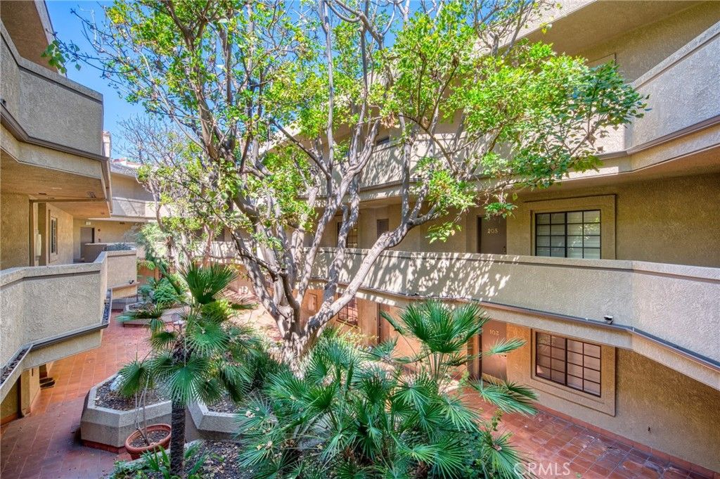 221 S Oak Knoll Avenue 202, Pasadena, CA 91101 — photo 2