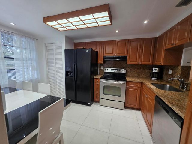 1101 Colony Point Cir 304, Pembroke Pines, FL 33026