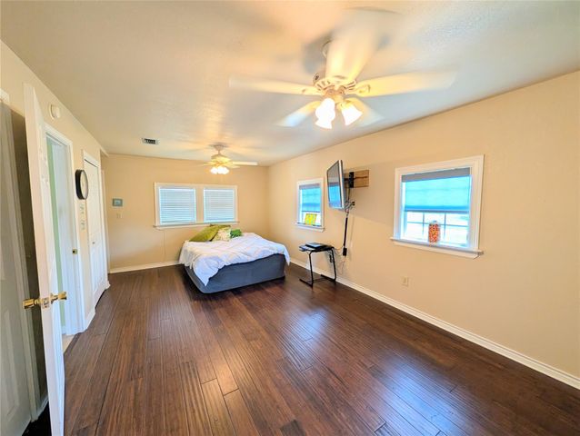 942 Surfview, Crystal Beach, TX 77650