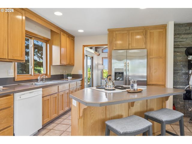 22016 AIRPORT Rd Ne, Aurora, OR 97002