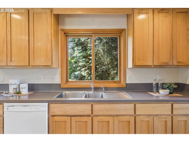 22016 AIRPORT Rd Ne, Aurora, OR 97002