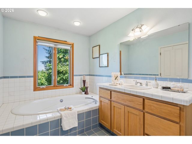 22016 AIRPORT Rd Ne, Aurora, OR 97002