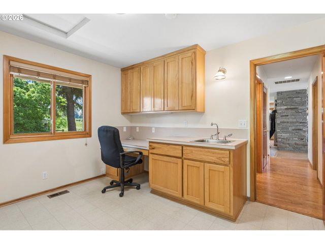 22016 AIRPORT Rd Ne, Aurora, OR 97002