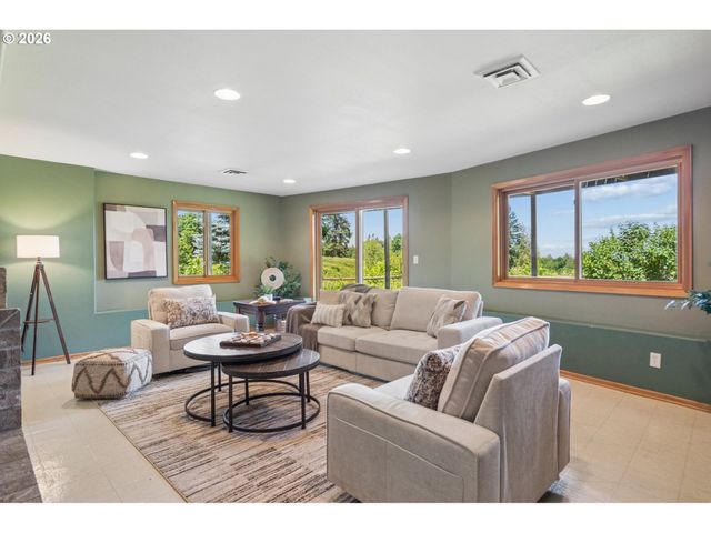 22016 AIRPORT Rd Ne, Aurora, OR 97002