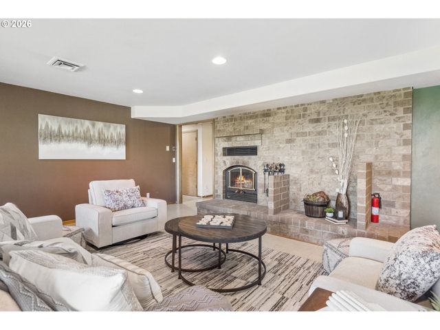 22016 AIRPORT Rd Ne, Aurora, OR 97002