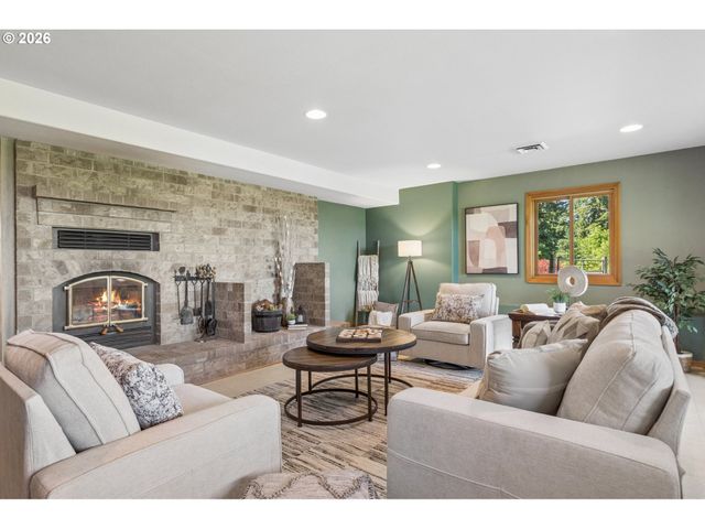 22016 AIRPORT Rd Ne, Aurora, OR 97002