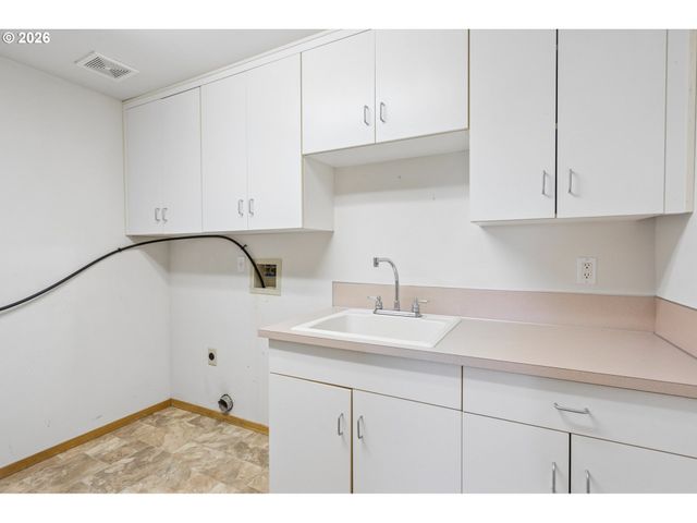 22016 AIRPORT Rd Ne, Aurora, OR 97002