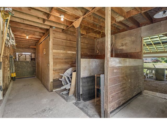 22016 AIRPORT Rd Ne, Aurora, OR 97002