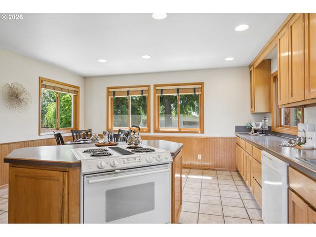 22016 AIRPORT Rd Ne, Aurora, OR 97002