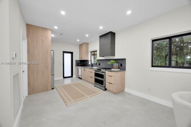 305 Fluvia Ave, Coral Gables, FL 33134