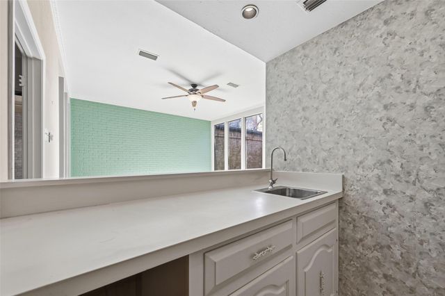 3213 Stonehenge Lane, Carrollton, TX 75006