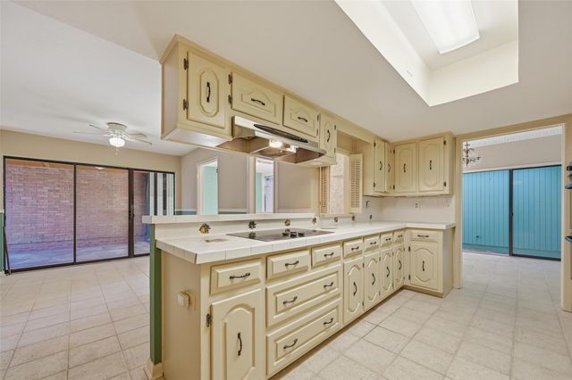 3213 Stonehenge Lane, Carrollton, TX 75006