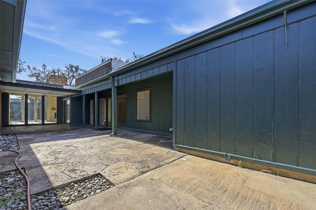 3213 Stonehenge Lane, Carrollton, TX 75006