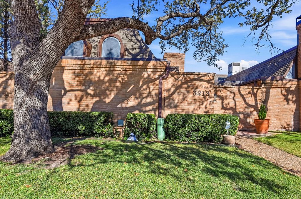3213 Stonehenge Lane, Carrollton, TX 75006