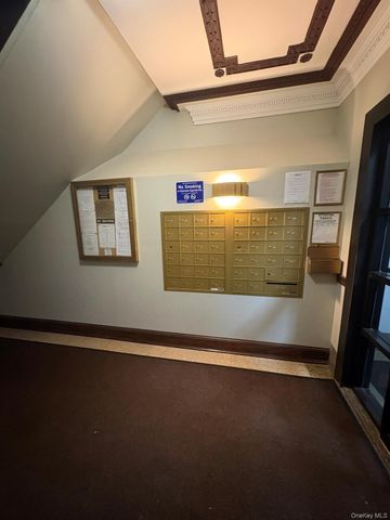 37-20 83rd St 5N, Jackson Heights, NY 11372