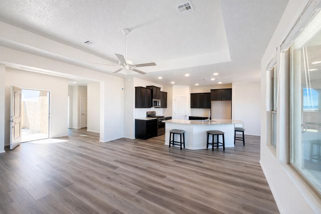 1592 Valle De Colores Street NW, Los Lunas, NM 87031