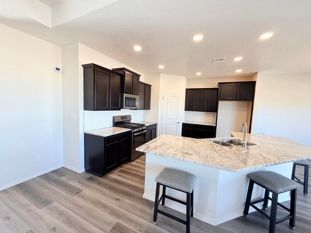 1592 Valle De Colores Street NW, Los Lunas, NM 87031