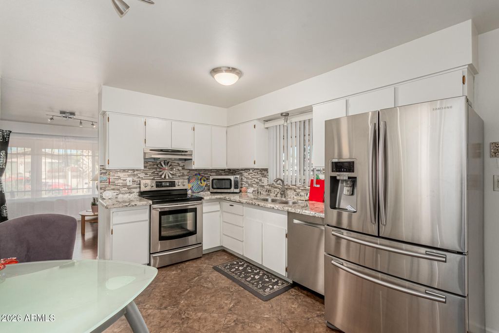 Image 10 of property listing at 5301 W VERNON Avenue, Phoenix, AZ 85035