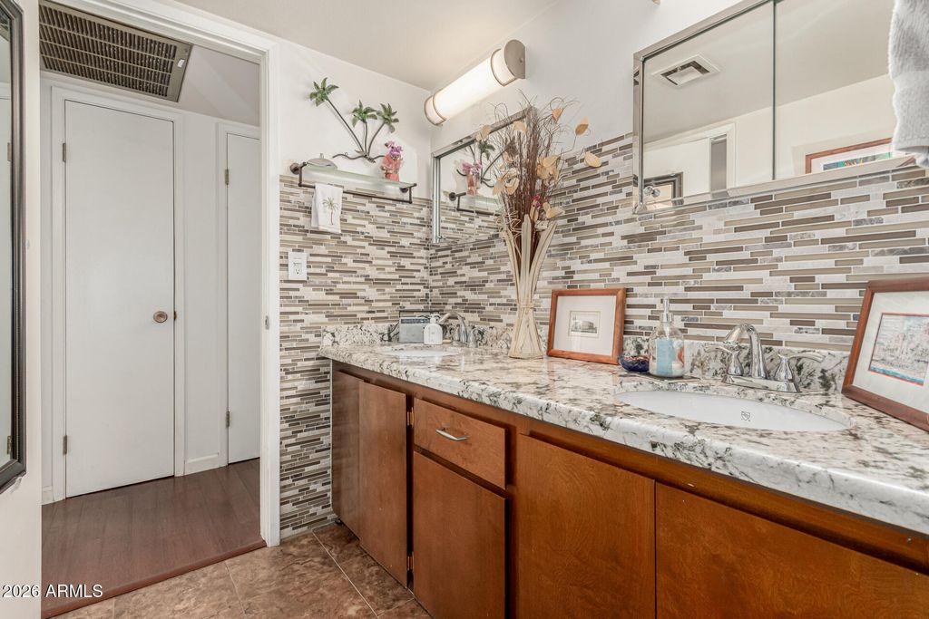 Image 25 of property listing at 5301 W VERNON Avenue, Phoenix, AZ 85035