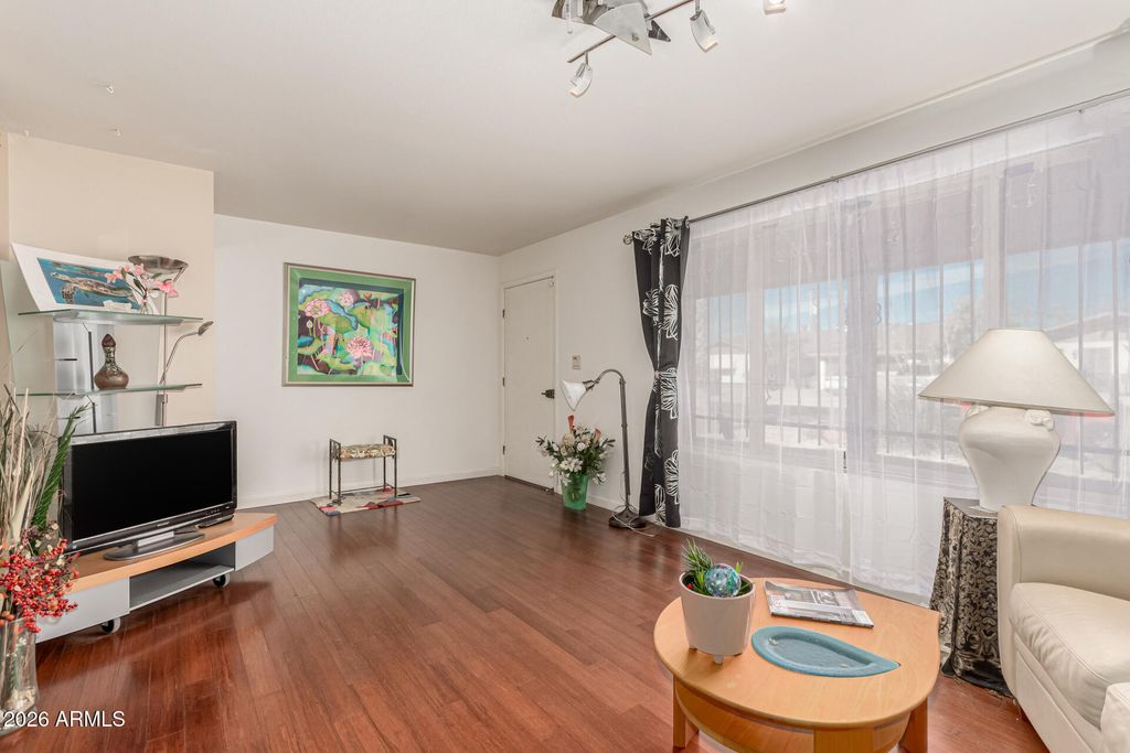 Image 6 of property listing at 5301 W VERNON Avenue, Phoenix, AZ 85035